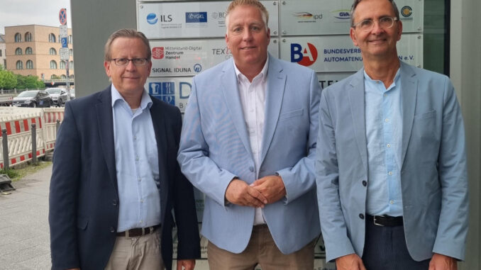von links_ BTE-Hauptgeschäftsführer Rolf Pangels, BTE-Büroleiter Sönke Padberg und BTE-Geschäftsführer Axel Augustin vor dem Verbändehaus mit der neuen BTE-Geschäftsstelle