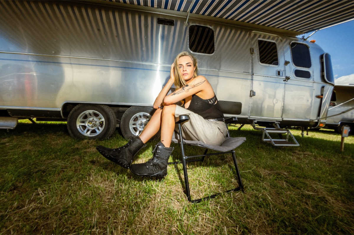 Cara Delevingne wirbt für Vivobarefoot